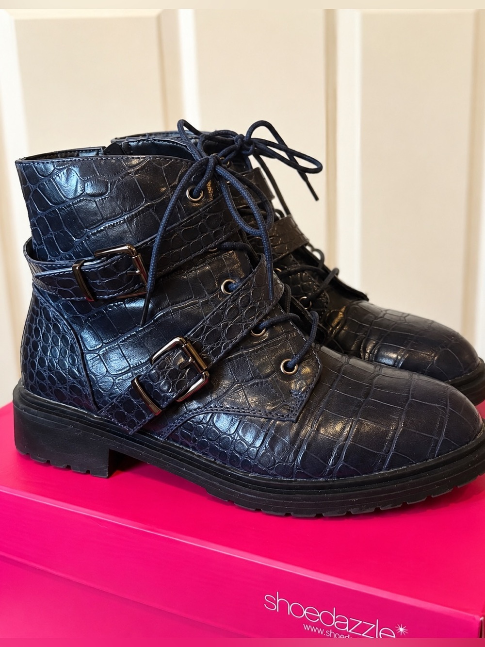 ShoeDazzle Donna Navy Croc Embossed Combat Boots NWOT Size 8